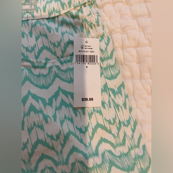 CUTE GAP shorts. New condition never worn! Tags still attached. - Picture 2 of 4